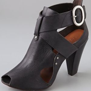 🎉 HP🎉 Coclico Pembrook cutout Bootie.